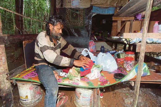 Wahidan mengemaskan barang keperluannya di pondok usangnya yang terletak di tengah ladang getah. 