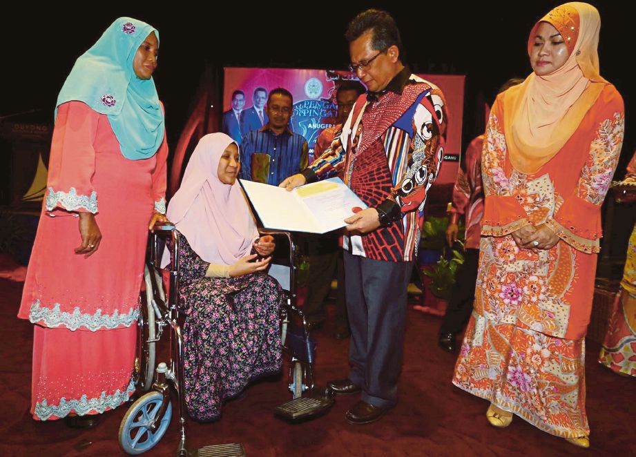 AHMAD Razif menyampaikan sijil dan cek kepada Normelisa yang menerima Anugerah Khas YT.