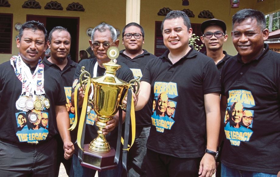  NIZAR  (dua dari kanan) bersama piala pusingan  Kejohanan Sepak Takraw Tertutup Pekan merebut Piala Legasi Tun Abd Razak.