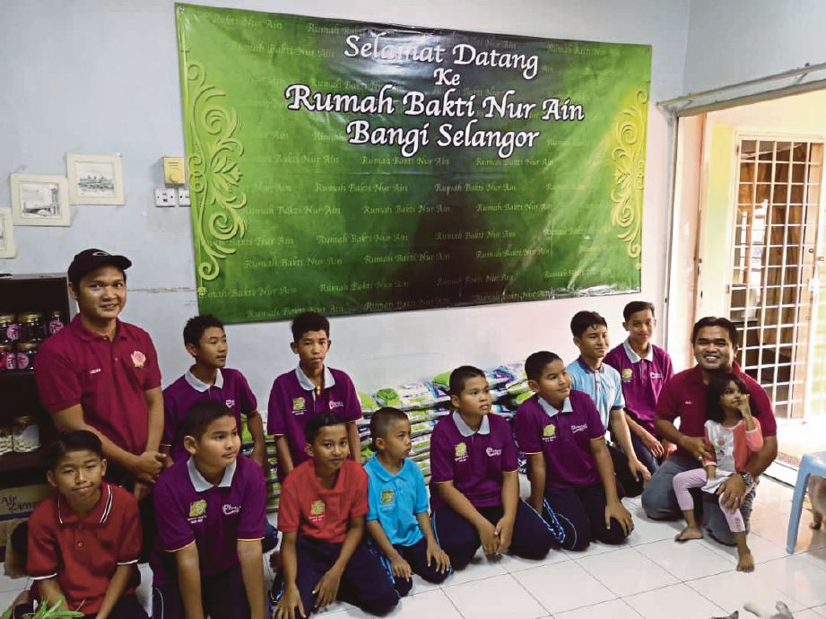 RAKAN kumpulan Kongsi Rezeki menghulurkan bantuan di  Rumah Bakti Nur ‘Ain, Bangi.