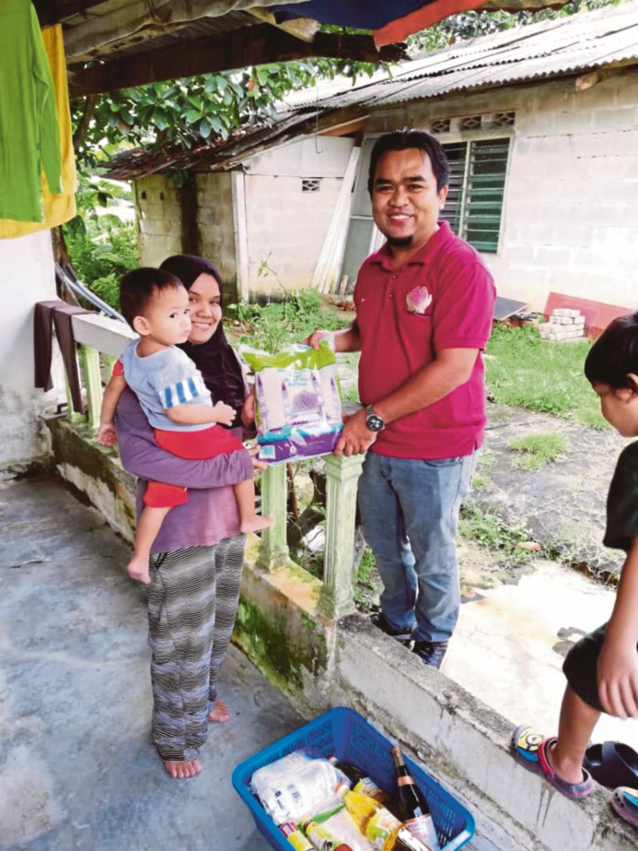 RIZQY agih bantuan beras kepada penduduk di Kampung Melayu Subang.