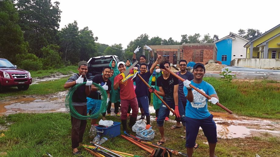 RAKAN kumpulan Kongsi Rezeki bergotong-royong membaiki rumah empat keluarga daif di Kampung Limbong, Paka, Terengganu.