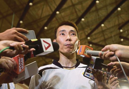 CHONG Wei ditemuramah petugas media sebelum menjalani latihan di Stadium Juara Bukit Kiara, semalam. 