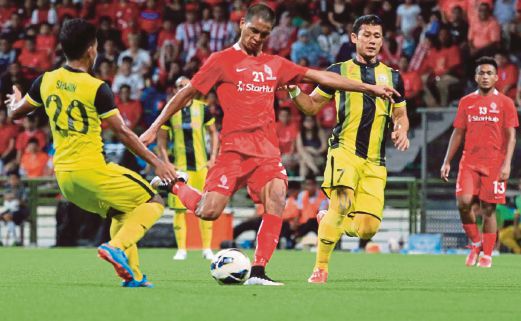 PEMAIN LionsXII, Safuwan Baharudin (dua dari kiri) diasak pemain Terengganu, Sharin Sapien (kiri) pada separuh akhir pertama Piala FA, kelmarin.