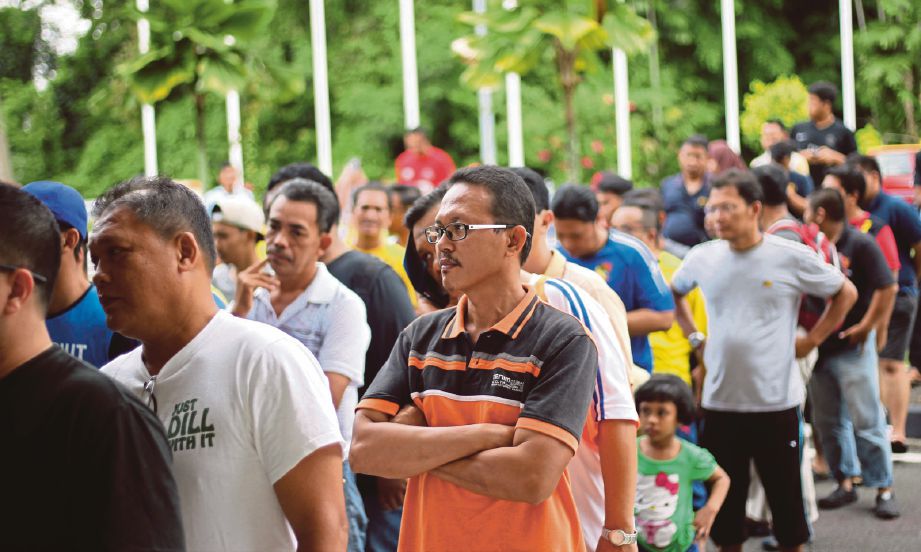 PENYOKONG Negeri Sembilan beratur membeli tiket di STAR, semalam. 