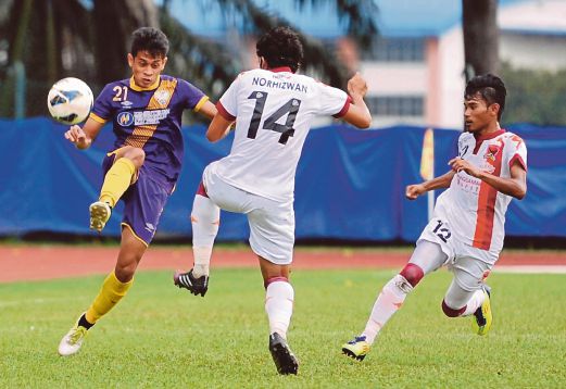 PEMAIN UiTM  Nursalam Zainal Abidin (kiri) cuba mengawal  bola daripada dirampas pemain Kuantan FA. 