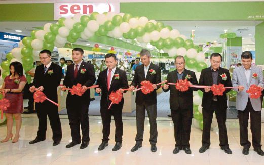 SENQ buka cawangan ke-27 di pusat beli-belah Aman Central, semalam. 