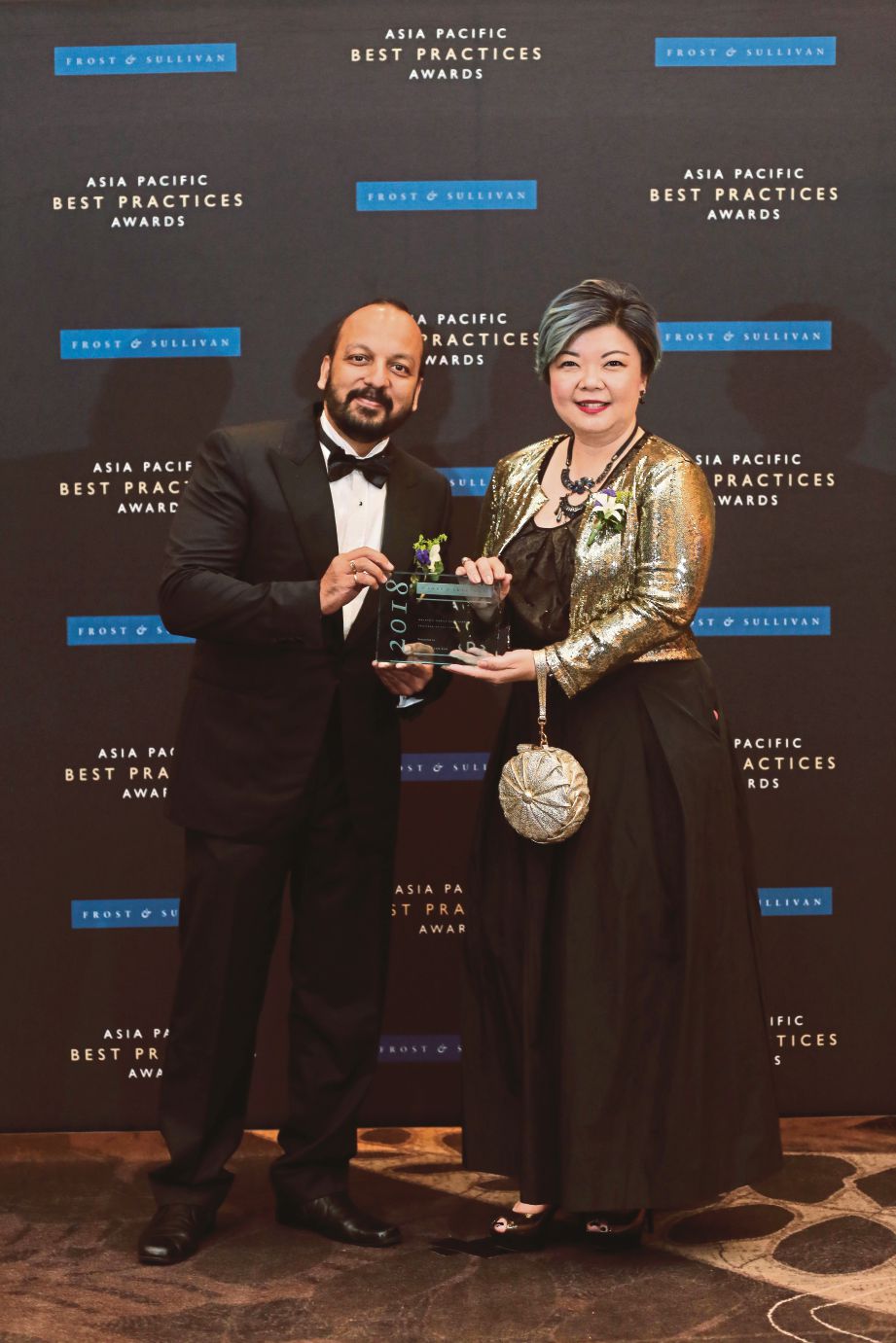 NAIB Presiden Frost & Sullivan, Sapan Agarwal (kiri) dan Ketua Pegawai Pemasaran U Mobile, Jasmine Lee pada Anugerah Kecemerlangan Malaysia Frost & Sullivan 2018. 