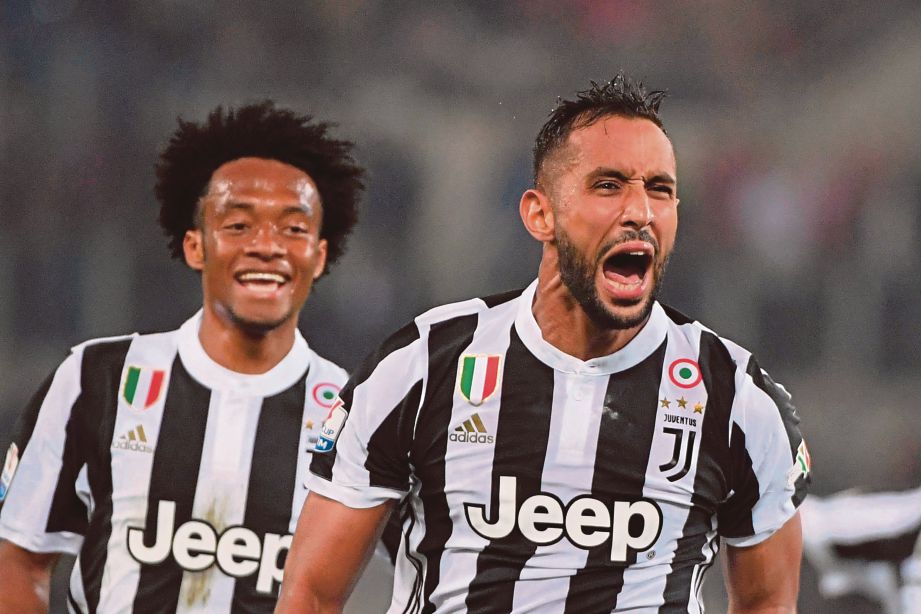PERTAHANAN Juventus, Medhi Benatia (kanan) meraikan kejayaan menjaringkan gol  bersama rakan sepasukan.