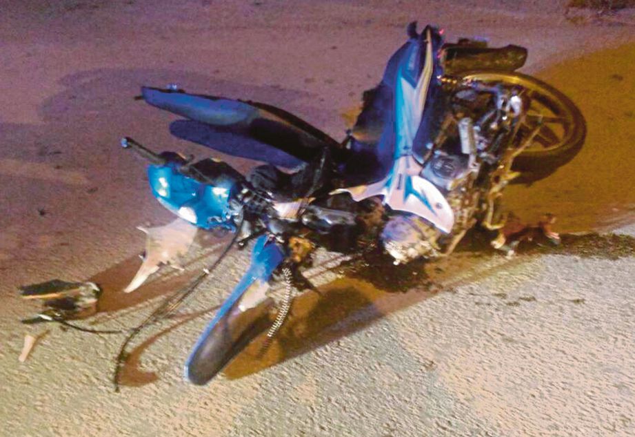 KEADAAN motosikal Muhammad Samsul yang hancur bertembung Myvi.