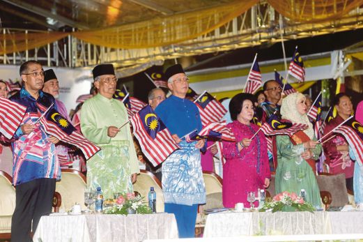  Najib diiringi Adenan (dua dari kiri)  menyanyikan lagu Jalur Gemilang di Majlis Pelancaran Bulan Kebangsaan dan Kempen Kibar Jalur Gemilang 2015 di Padang Merdeka. 