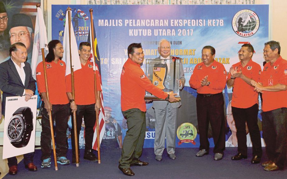  Mohamad Muqharabbin (empat dari kiri) menyerahkan cenderamata kepada Najib  selepas pelancaran Ekspedisi KE7B Kutub Utara 2017 di Bangunan Perdana Putra, Putrajaya, semalam.
