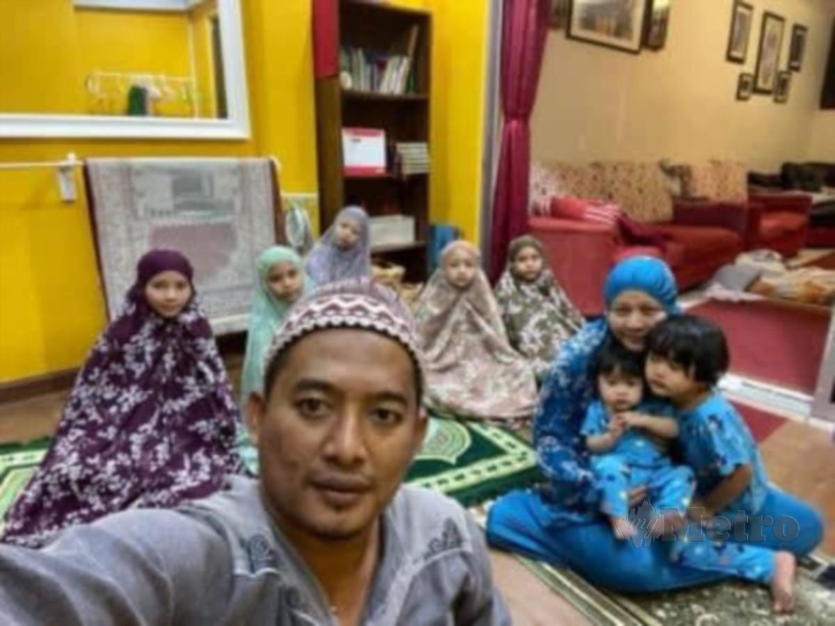 NOR Shaeriani dan suaminya, Mohamad Farishal  bergambar dengan tujuh anak perempuan di rumah mereka di Seri Kembangan, Selangor.