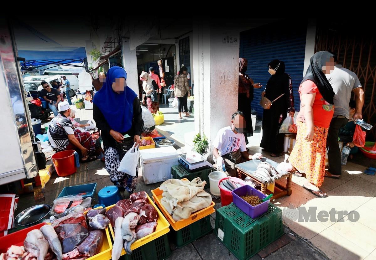 ANTARA warga asing yang berniaga di kaki lima berhampiran pasar borong Selayang.