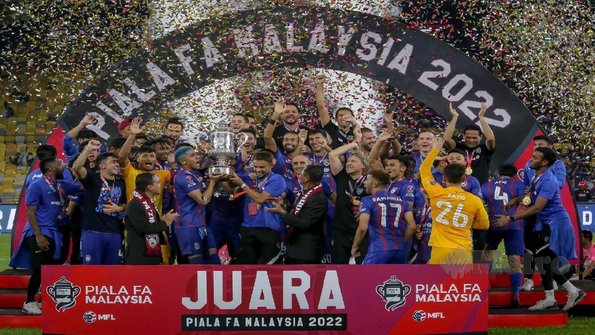 PEMAIN Johor Darul Ta'zim (JDT) meraikan kemenangan selepas menjuarai Piala FA 2022 di Stadium Nasional Bukit Jalil, Kuala Lumpur. FOTO Asyraf Hamzah.