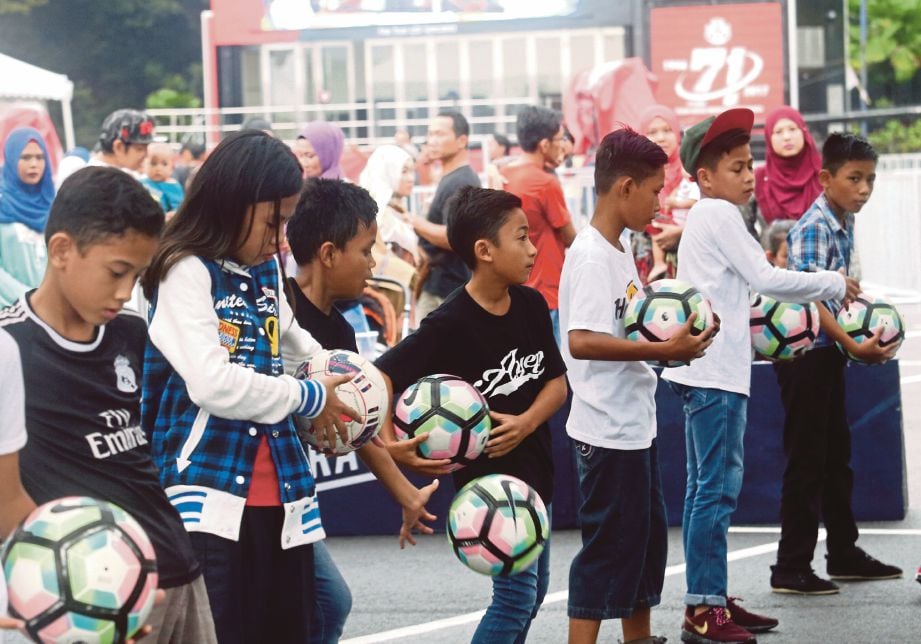 BAKAT  menimbang bola   kanak-kanak antara aktiviti     pada Karnival Wow sempena Sambutan Ulang Tahun UMNO ke-71.  