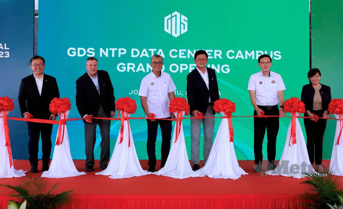 TENGKU  Zafrul (tiga dari kiri) merasmikan GDS NTP Data Center Campus di Taman Teknologi Nusajaya, Iskandar Puteri.