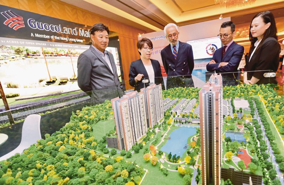 RAJA Kamarul Bahrin (tengah) melihat model bangunan selepas merasmikan ekspo hartanah The People’s Property Expo 2018, semalam.