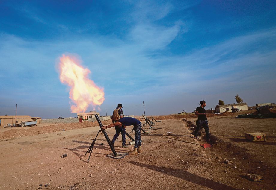 POLIS Iraq membedil mortar, menyasarkan kawasan yang dikuasai Daish di selatan Mosul, semalam.  - Reuters