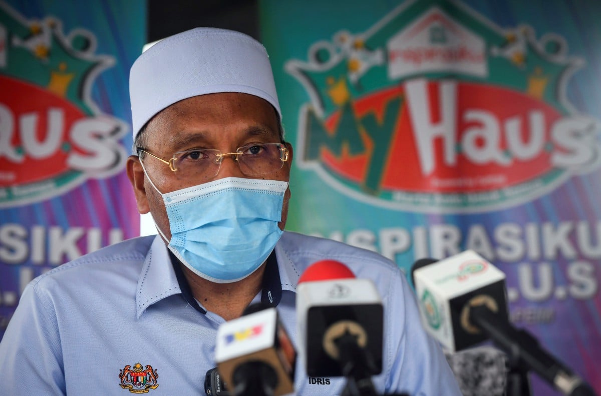 IDRIS Ahmad pada sidang media di Kampung Masjid Raja, Chendering Terengganu, hari ini. FOTO Bernama.