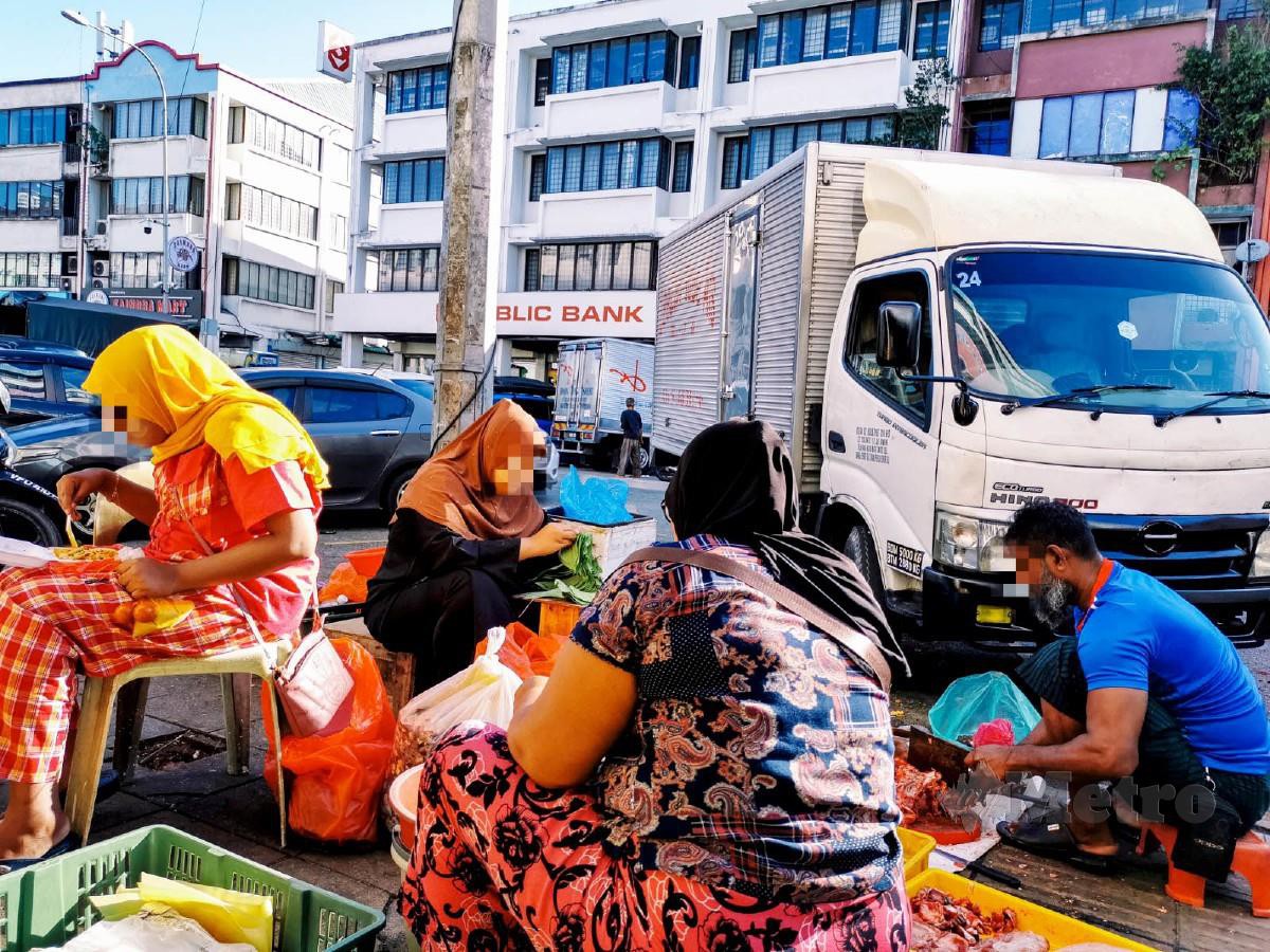 ETNIK Rohingya ambil kesempatan berniaga sempadan antara Pasar Borong Kuala Lumpur dan Pasar Harian Selayang, Selangor. 
