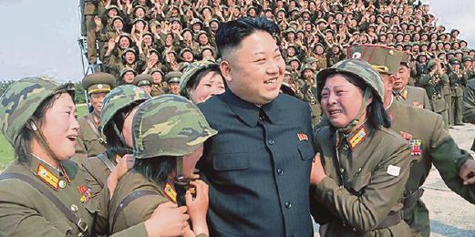 GAMBAR fail menunjukkan Kim dikelilingi tentera wanita Korea Utara. 