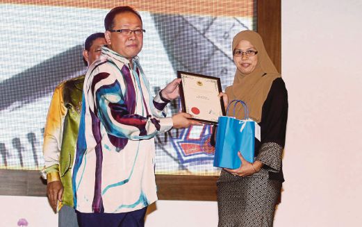  ISMAIL Ahmad menyampaikan sijil penghargaan kepada  Hayati.