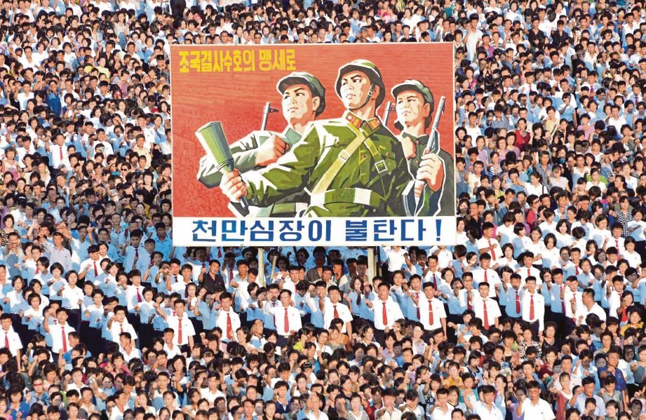 GAMBAR dirakam kelmarin menunjukkan perhimpunan ribuan rakyat Korea Utara di Dataran Kim Il Sung, Pyongyang,  untuk menunjukkan sokongan terhadap pendirian negara itu dalam menghadapi krisis dengan Amerika Syarikat. - AFP 