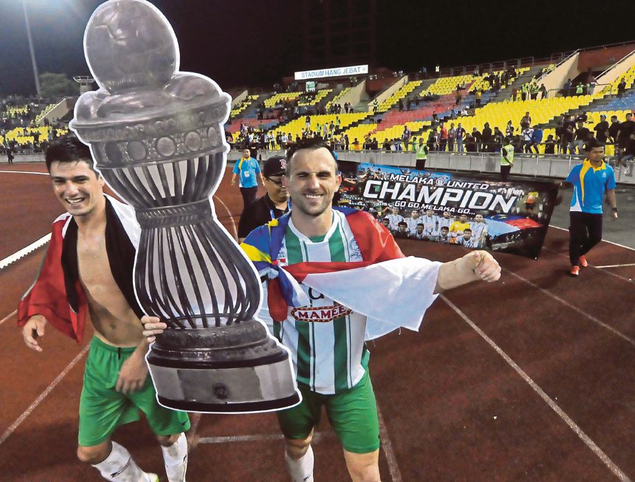 SPASOJEVIC (kanan) meraikan kejayaan MU memenangi Liga Perdana.