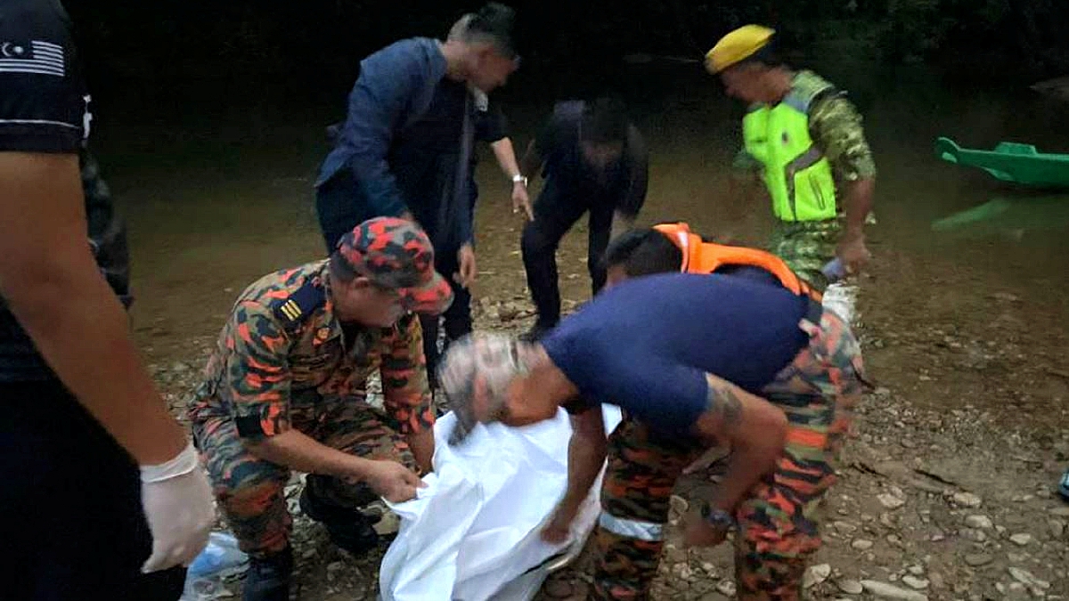 PASUKAN penyelamat mengangkat mayat seorang daripada mangsa lemas di Betong, Sarawak. FOTO Ihsan Bomba.
