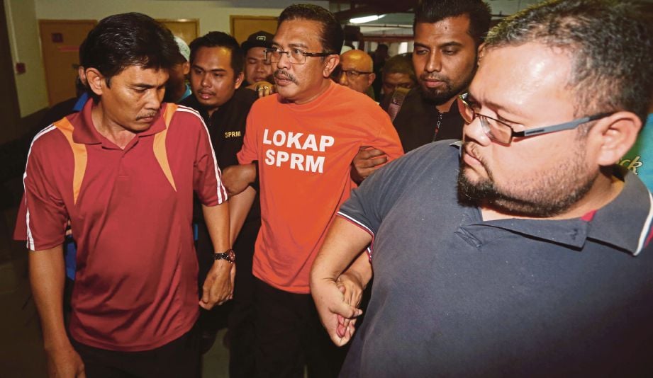 ABDUL Latiff  diiringi anggota SPRM tiba di Kompleks Mahkamah Johor Bahru.