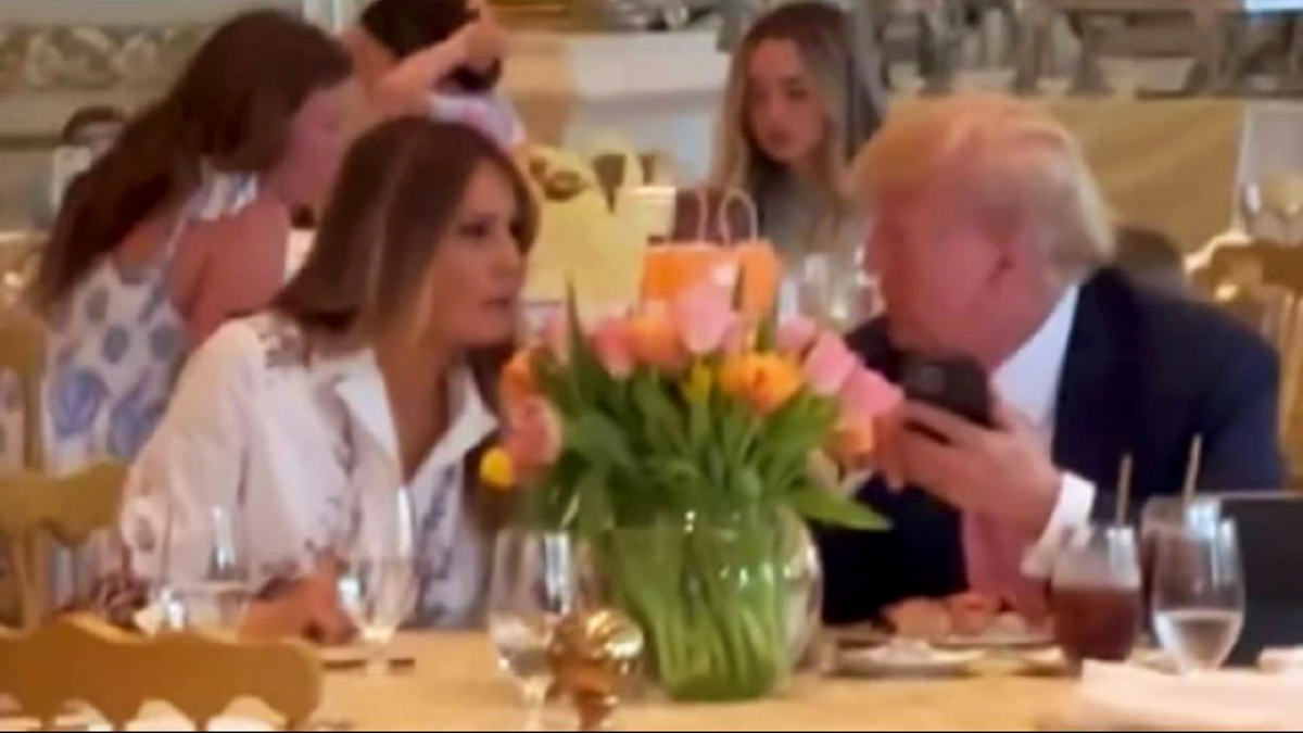 MELANIA (kiri) kelihatan berbual dengan suaminya Donald Trump pada majlis Mar-a-Lago. 