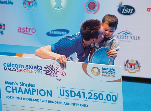 CHONG Wei mencium anaknya  Kingston Lee   selepas berjaya juarai Terbuka Malaysia. 