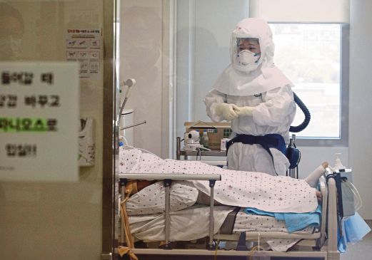 SEORANG pekerja kesihatan memakai pakaian perlindungan penuh ketika menjaga pesakit dijangkiti MERS di Pusat Perubatan Seoul.