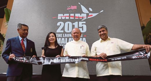 TIMBALAN Presiden Majlis Olimpik Malaysia (MOM) Tan Sri Mohamad Noor Abdul Rahim  (dua kanan) bersama Datuk Danyal Balagopal Abdullah (kanan) pada gimik perasmian MIM 2015, 8 Januari lalu. 