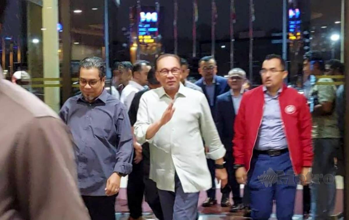 ANWAR tiba di Menara Dato Onn bagi menghadiri mesyuarat Majlis Perundingan Pimpinan Kerajaan Perpaduan.