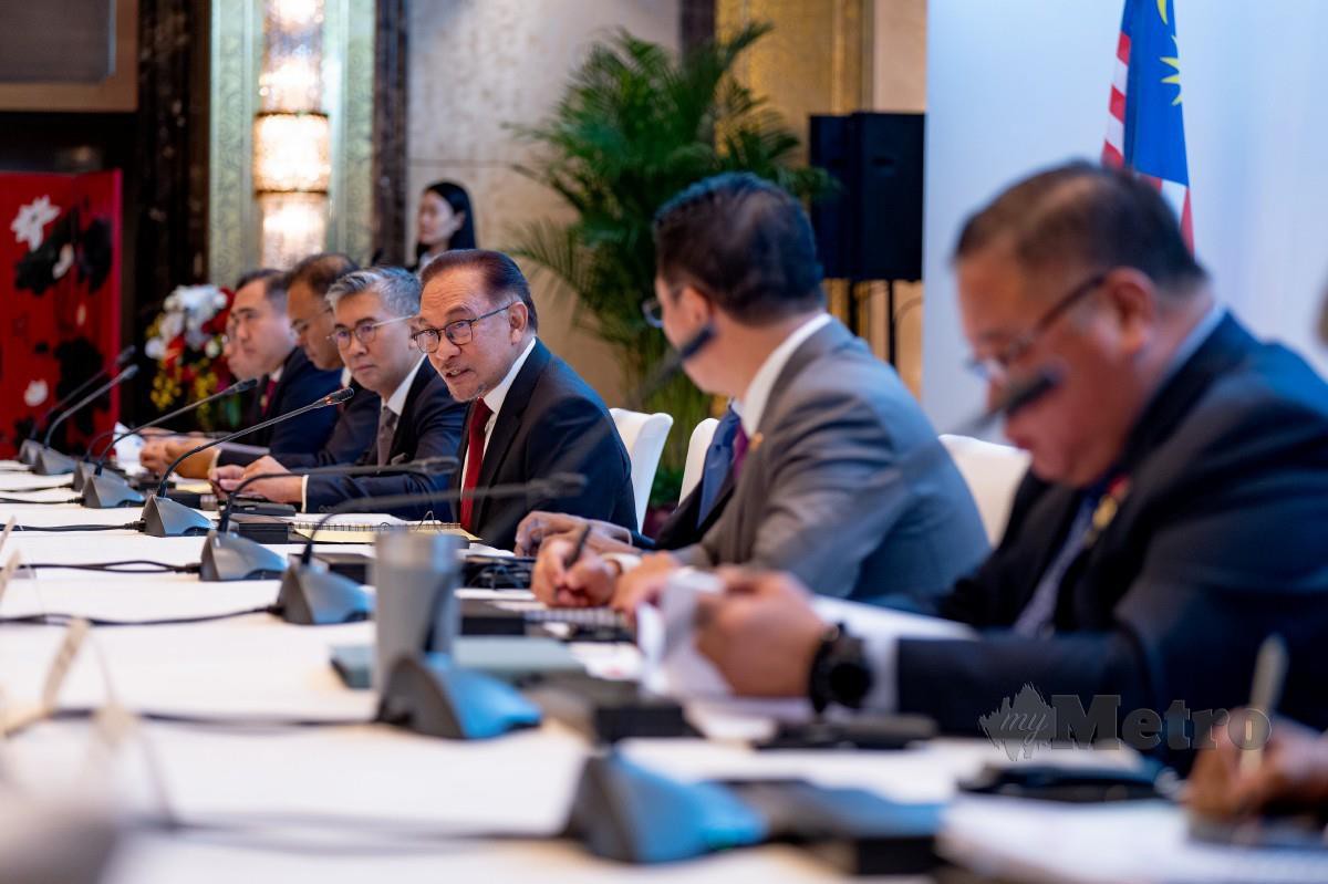 ANWAR menghadiri Forum Bisnes Malaysia - China di Beijing pada 1 April lalu.