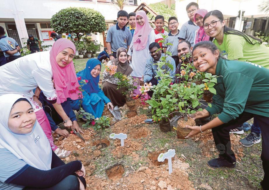 PELAJAR  SMK Bandar Utama Damansara 4   menanam pokok sempena kempen  Go Green with Pallas. 