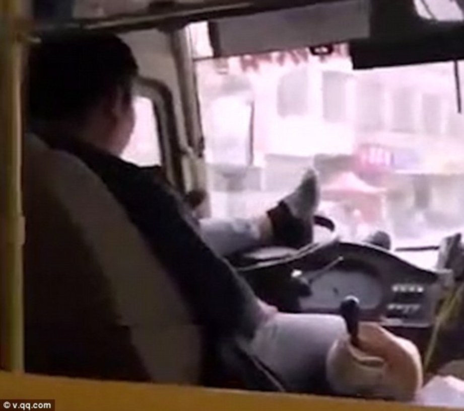 GAMBAR menunjukkan pemandu itu menggunakan kaki kiri untuk kawal stereng basnya. - DM 