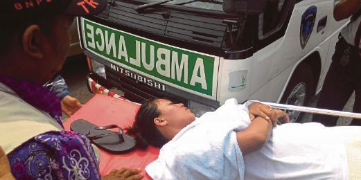 SEORANG penumpang feri karam dibawa ke hospital selepas tiba di pelabuhan Semayang.