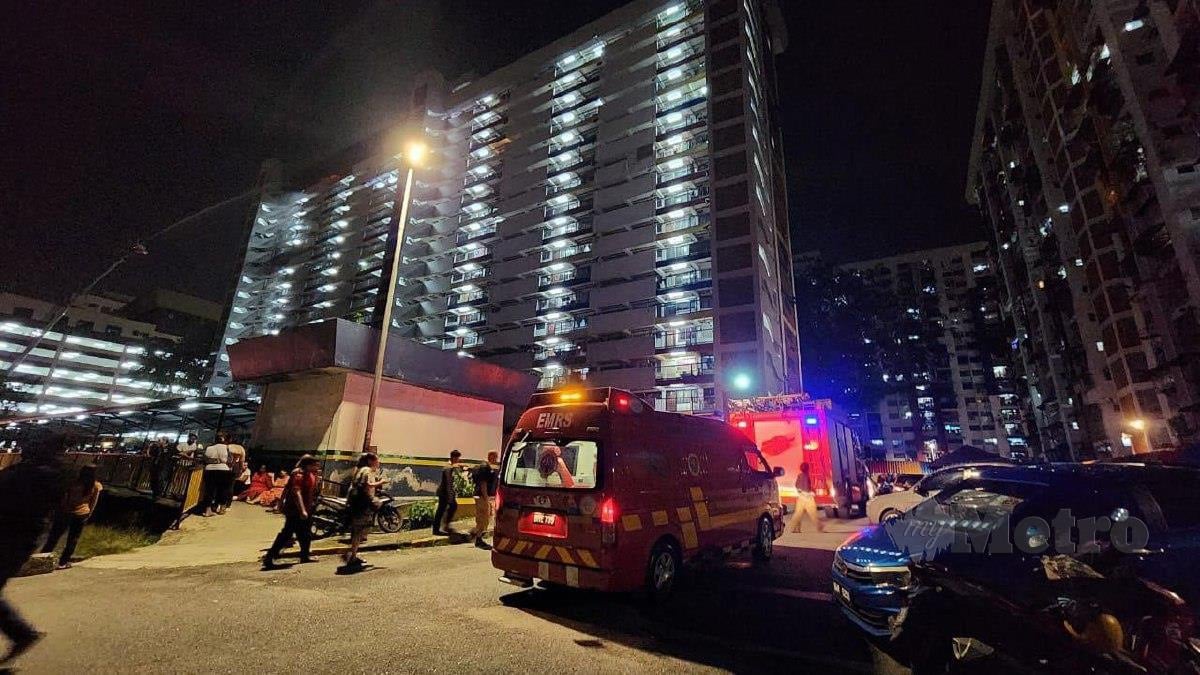 PASUKAN bomba berusaha memadam kebakaran enam unit rumah di tingkat 17 Flat Sri Sabah, Cheras yang terbakar,