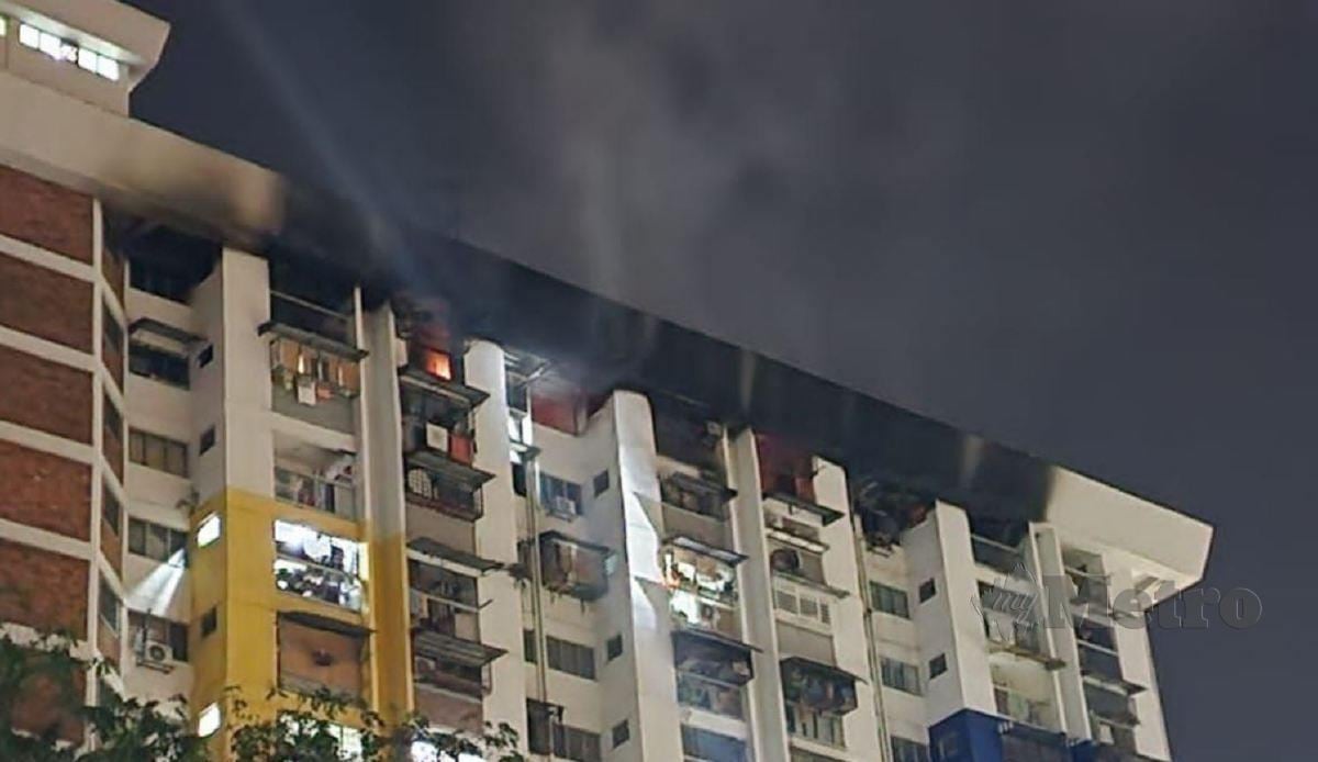 ENAM unit rumah di Blok 70 Flat Sri Sabah, Cheras terbakar malam tadi. FOTO Nurul Hidayah Bahaudin.