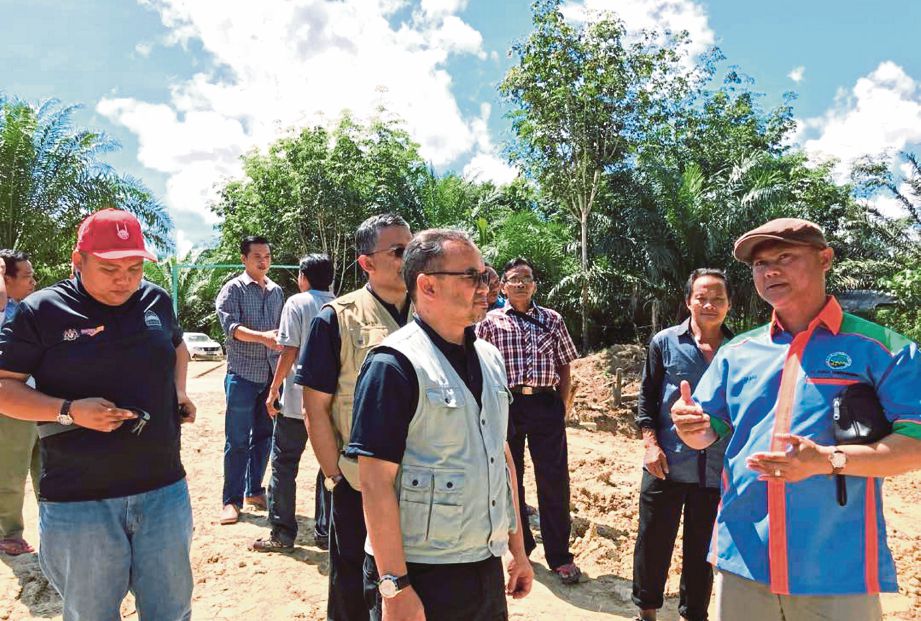 DR Musa (kiri)  membuat lawatan di Kampung Sungai Tangkarason, Sabah. 