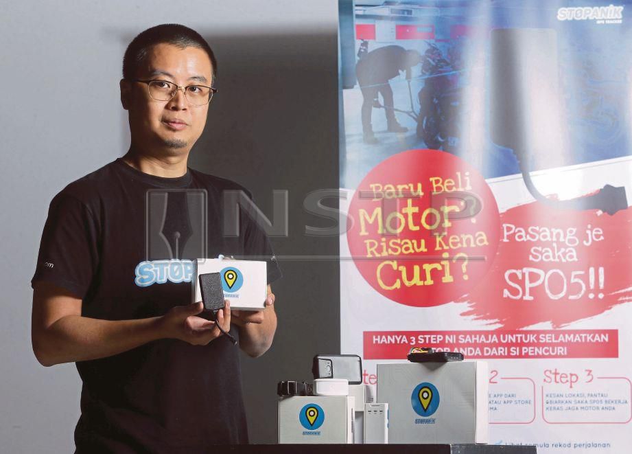  AHMAD Shahid  menunjukkan produk SP05 yang dijual pada harga RM360. FOTO Nurul Syazana Rose Razman