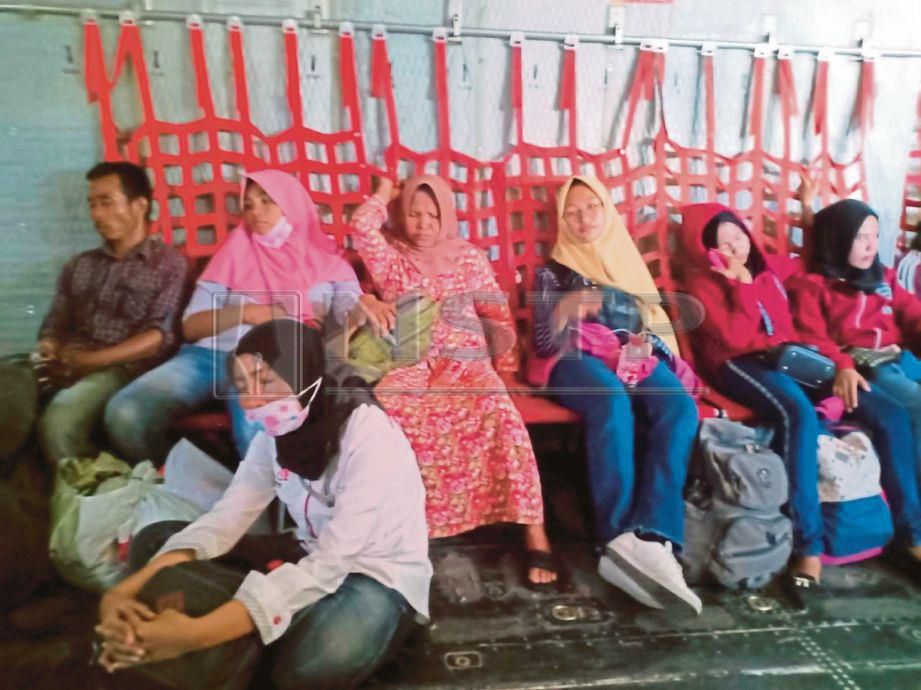 MANGSA gempa bumi dan tsunami Palu dalam keadaan letih  ketika dibawa ke Makassar dengan penerbangan ihsan Tentera Nasional Indonesia - Angkatan Udara (TNI-AU) dari Lapangan Terbang Sis Al Jufri, Palu, Sulawesi Tengah, Indonesia. 
