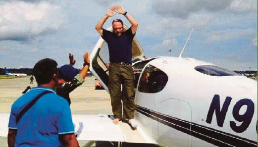 MURPHY mengangkat tangan selepas pesawatnya dipaksa mendarat kerana menceroboh ruang udara Indonesia.