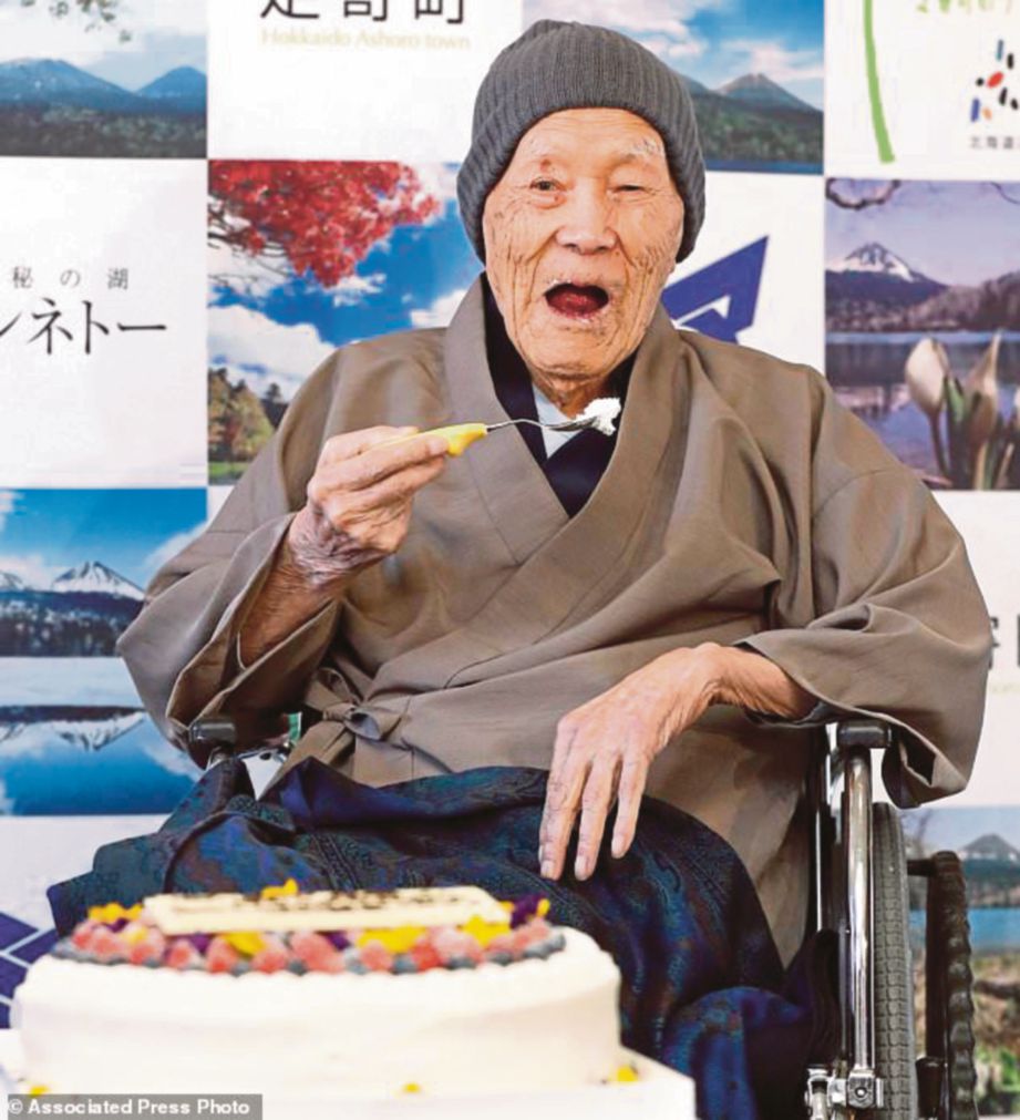 Masazo Nonaka makan kek selepas menerima sijil pengiktirafan daripada Rekod Dunia Guinness di kediamannya di Hokkaido.  - AP
