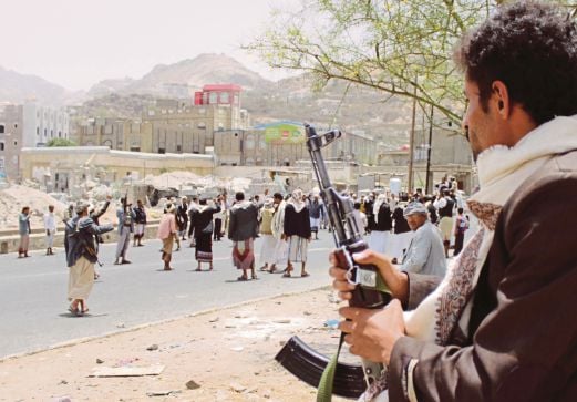 PENYOKONG Houthi melaungkan slogan di Taiz ketika memprotes serangan udara diketuai Arab Saudi.