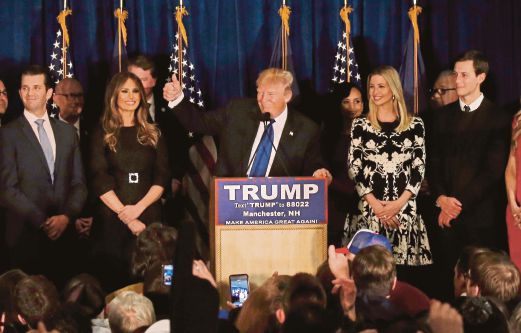 TRUMP (tengah)  menunjukkan isyarat ‘bagus’ ketika berucap pada kempen pengundian calon presiden di Manchester, New Hampshire.