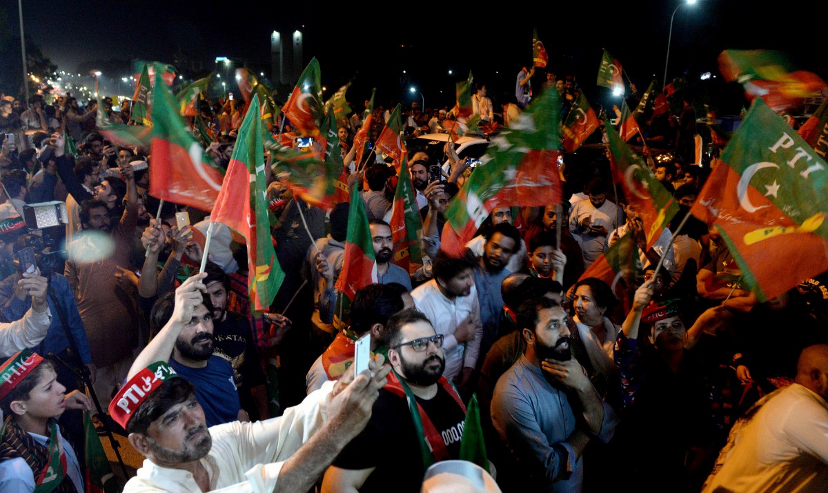 PENYOKONG parti Pakistan Tehreek-e-Insaf (PTI) berhimpun di Islamabad, membantah penyingkiran bekas Perdana Menteri Imran Khan. FOTO EPA.